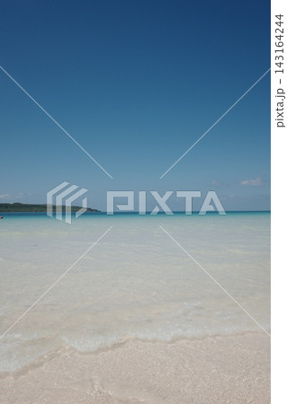 宮古島 与那覇前浜ビーチの白い砂浜と青い海 宮古島 与那覇前浜ビーチの白い砂浜と青い海 143164244