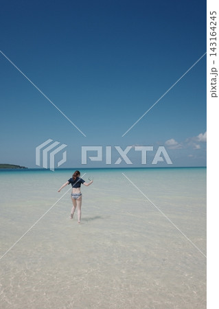 宮古島 与那覇前浜ビーチの白い砂浜と青い海 143164245