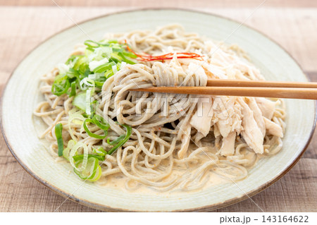 美味しいごまだれの冷やし蒸し鶏蕎麦を食べる 143164622