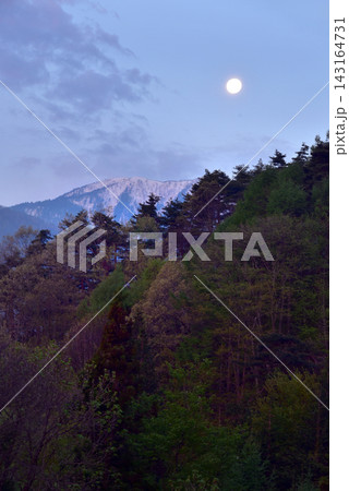 安曇野高原から見る北アルプスの風景 安曇野高原から見る北アルプスの風景 143164731