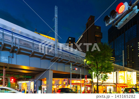 JR新橋駅・銀座口 夜の駅前風景 143165282