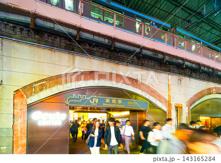 JR新橋駅・夜の駅前風景と人混み JR新橋駅・夜の駅前風景と人混み 143165284
