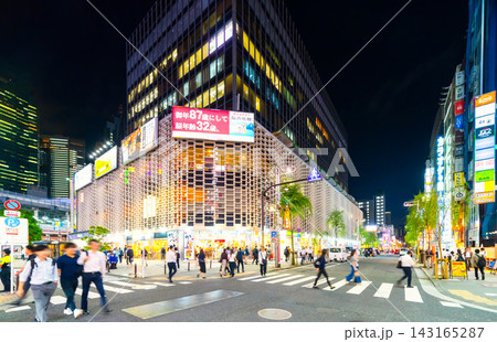 JR新橋駅・夜の駅前風景 JR新橋駅・夜の駅前風景 143165287