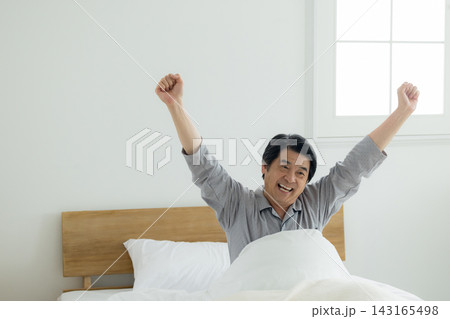 寝室のシニア男性 寝室のシニア男性 143165498