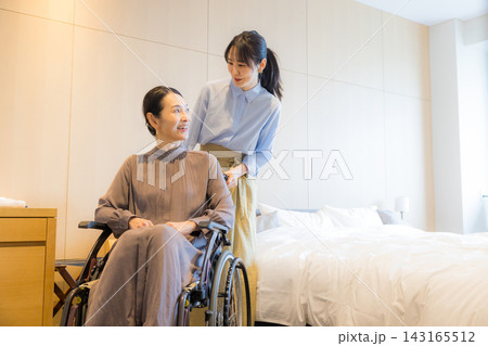 旅行する親子 車椅子 旅行する親子 車椅子 143165512