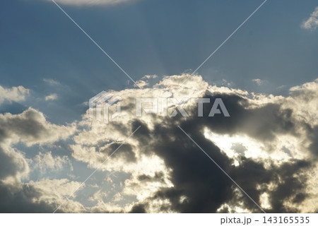 雲の間から見える青空 雲の間から見える青空 143165535
