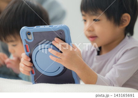 タブレットを見る子供 143165691