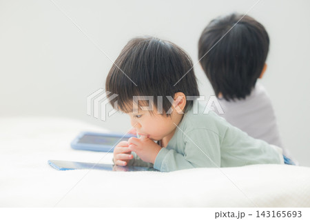 タブレットを見る子供 143165693