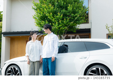 玄関前の夫婦 143165735