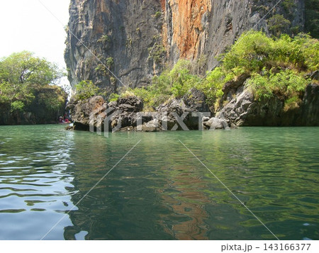 タイ・パンガー湾の岩壁と緑が映る穏やかな水面 タイ・パンガー湾の岩壁と緑が映る穏やかな水面 143166377