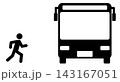 バスに駆け込み乗車しようとする人 143167051