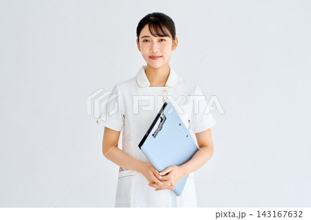 クリップボードを両手で持って立つ看護師 クリップボードを両手で持って立つ看護師 143167632