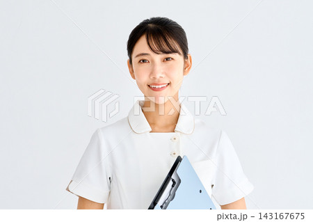 歯を見せて笑う若い看護師 歯を見せて笑う若い看護師 143167675