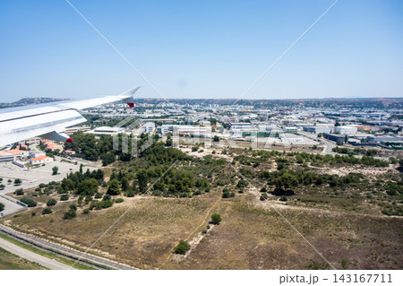 着陸前の空中の飛行機から見たフランスのリビエラのニースの街並みと広々とした平野 143167711