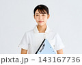 クリップボードを持つナース服の女性 クリップボードを持つナース服の女性 143167736