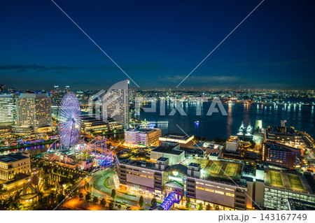 Panoramic aerial view of Yokohama Minatomirai 21 skyline, cityscape and illuminated ferris wheel at twilight, Japan 143167749