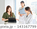 タブレットで施術プランを説明される女性 タブレットで施術プランを説明される女性 143167799