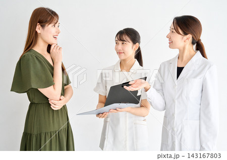 医師の提案に驚き喜ぶ女性患者 143167803