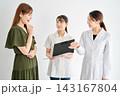 医師の説明に納得して笑顔になる女性 医師の説明に納得して笑顔になる女性 143167804