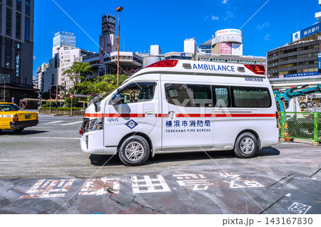 日本の横浜都市景観 横浜駅西口に出動した救急車などを望む＝9月24日 143167830