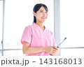笑顔で話を聞くピンクのスクラブの看護師 笑顔で話を聞くピンクのスクラブの看護師 143168013