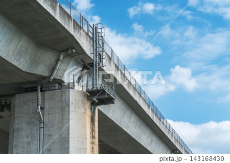 青空と高速道路の検査路 143168430