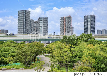 東京都、辰巳の森海浜公園越しに眺める東雲のタワーマンション群 143169770