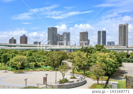 東京都、辰巳の森海浜公園越しに眺める東雲のタワーマンション群 東京都、辰巳の森海浜公園越しに眺める東雲のタワーマンション群 143169771
