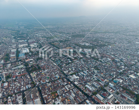 Hazy sky looms over dense urban sprawl 143169996
