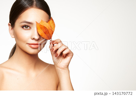 Autumn portrait of beautiful woman with clean fresh skin 143170772
