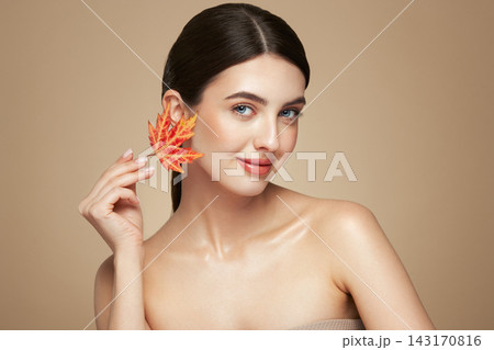 Autumn portrait of beautiful woman with clean fresh skin 143170816