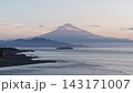 朝日と富士山Mt.Fujiを望む駿河湾を航行するクルーズ船・三保の松原のドローン空撮Drone 143171007