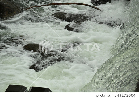 河川の氾濫・増水　溢水　越水　A river overflows 143172604