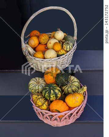 Rattan baskets with small pumpkins 143172752