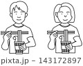 カップラーメンを食べる若い男性と女性 143172897