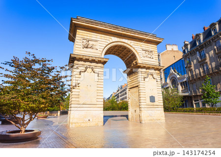 Porte Guillaume triumphal arch on Darcy Square in Dijon, France Porte Guillaume triumphal arch on Darcy Square in Dijon, France 143174254