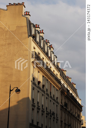 Classic building in the downtown of Paris, France Classic building in the downtown of Paris, France 143174372