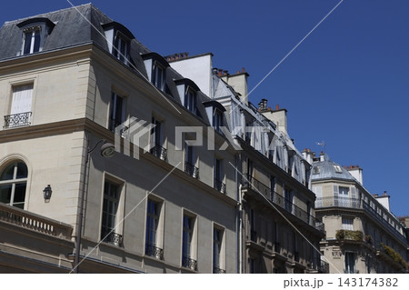 Classic building in the downtown of Paris, France Classic building in the downtown of Paris, France 143174382