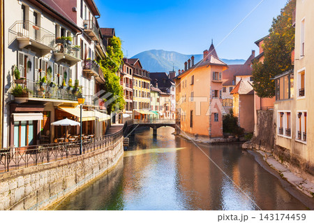 Traditional old town houses along Thiou river canal in Annecy city 143174459