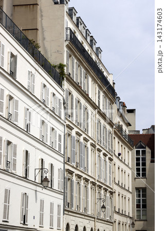 Classic building in the downtown of Paris, France 143174603