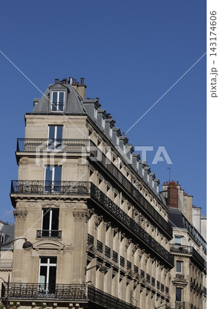 Classic building in the downtown of Paris, France Classic building in the downtown of Paris, France 143174606