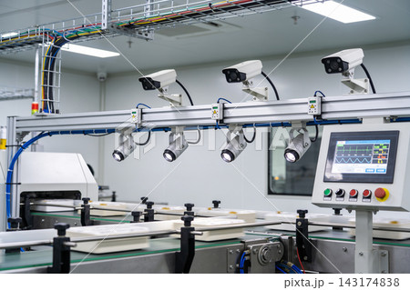 Automated visual inspection system on a modern food packaging conveyor belt in a clean factory 143174838