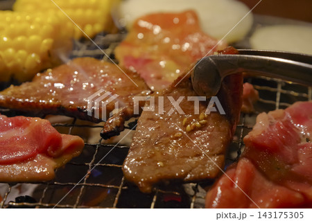 焼き肉屋で肉を焼くイメージ 焼き肉屋で肉を焼くイメージ 143175305