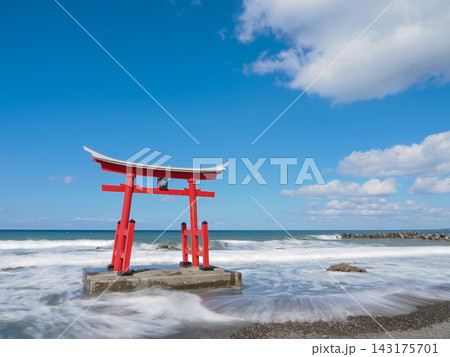 海に浮かぶ鳥居 143175701