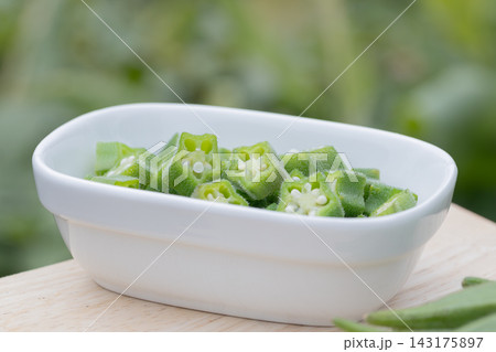 茹でた新鮮なオクラ 143175897