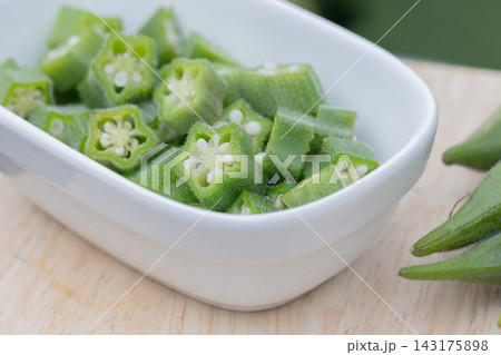 茹でた新鮮なオクラ 143175898