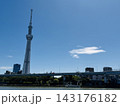 青空にそびえる東京スカイツリーと隅田川の都市風景 143176182
