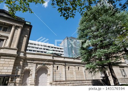 日本銀行本店と高層ビル群の風景 日本銀行本店と高層ビル群の風景 143176594