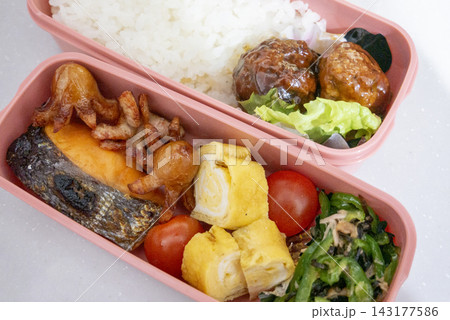 彩り豊かな手作りの2段弁当 彩り豊かな手作りの2段弁当 143177586