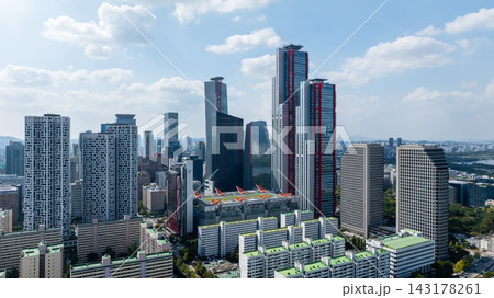 Aerial Hyperlapse of Yeouido Financial Skyline, National Assembly and Hangang River in Seoul 143178261